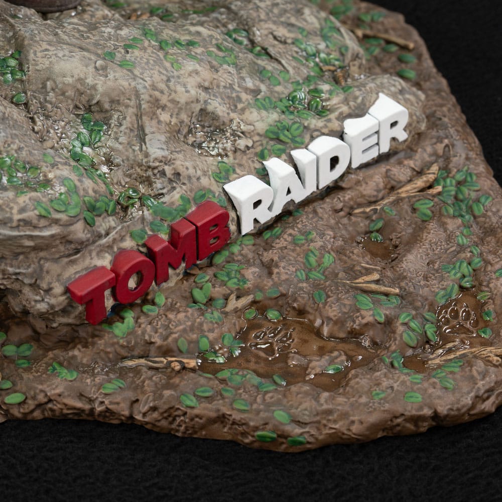 Tomb Raider Lara Croft Survivor Age PVC Statue 33 cm