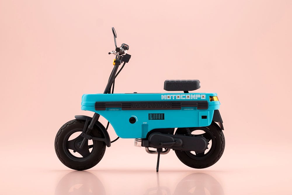 Megami Device Buster Doll Series Plastic Model Kit 1/1 Knight Alice with Honda AB12 Motocompo 15 cm