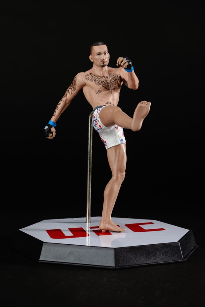 UFC Posed PVC Statue Max Holloway 18 cm