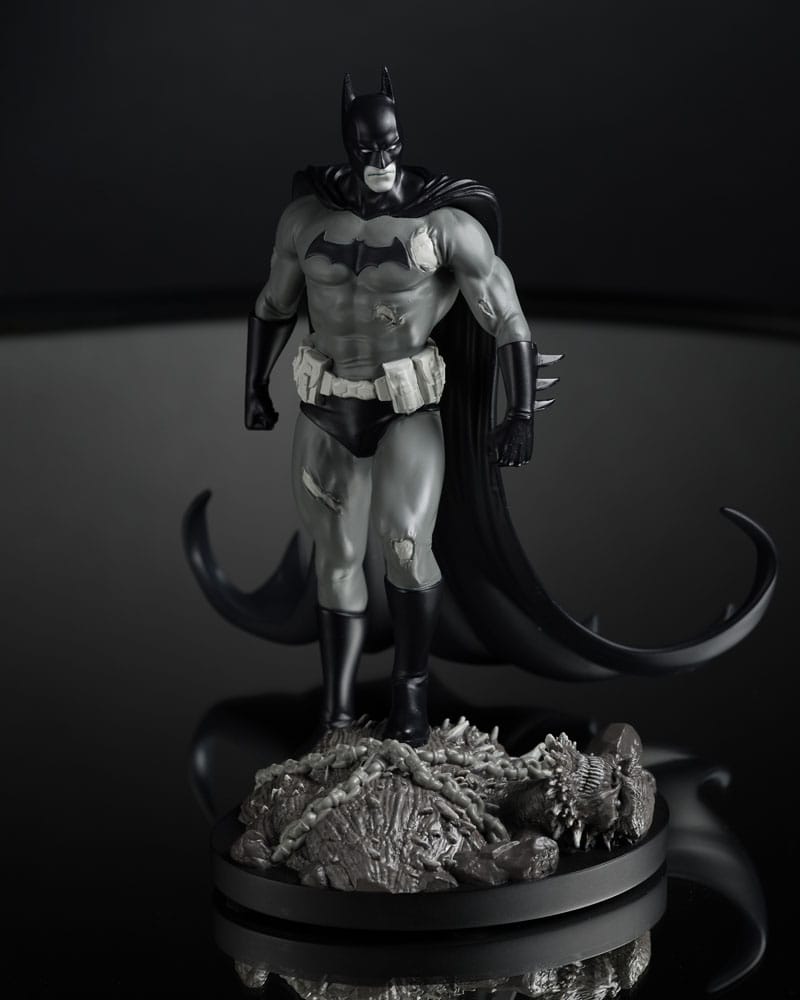 Statua DC Direct 1/10 Batman di Bjorn Barends (Nero Bianco) 18 cm