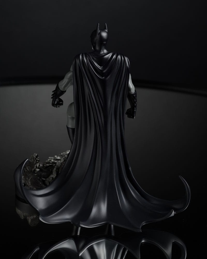 Statua DC Direct 1/10 Batman di Bjorn Barends (Nero Bianco) 18 cm