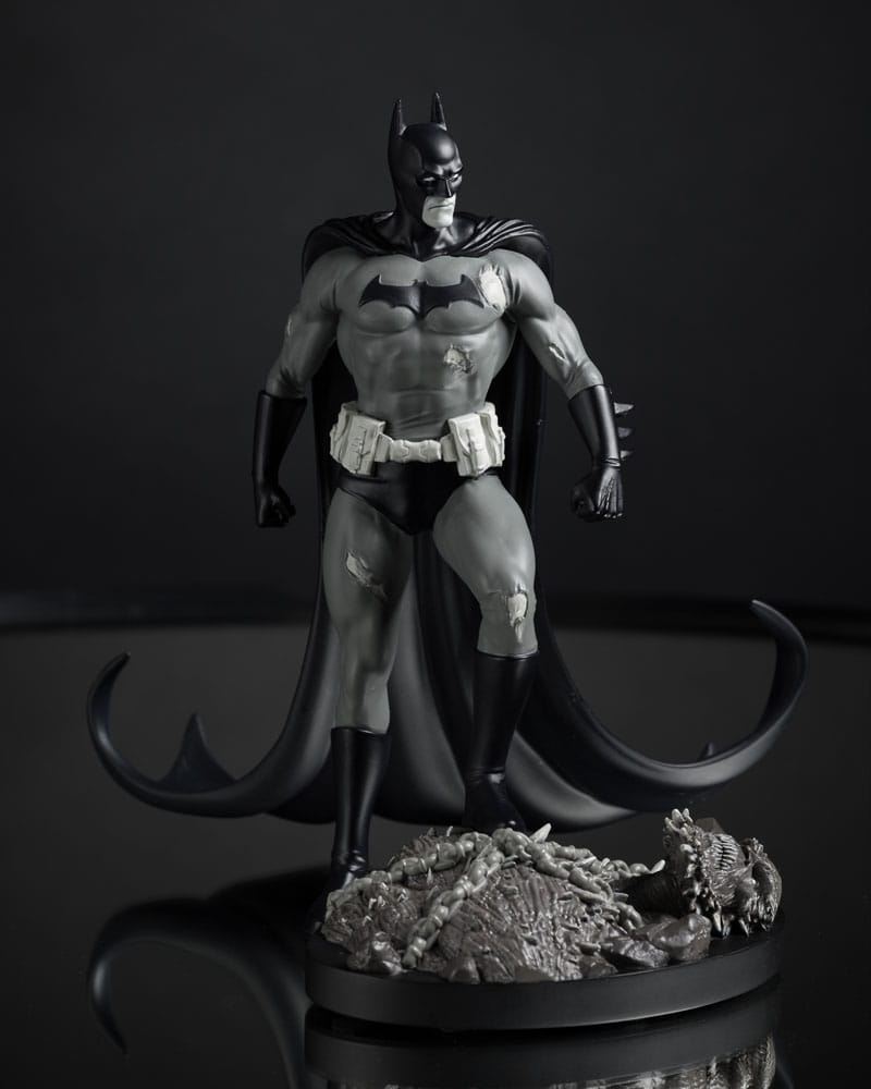 Statua DC Direct 1/10 Batman di Bjorn Barends (Nero Bianco) 18 cm