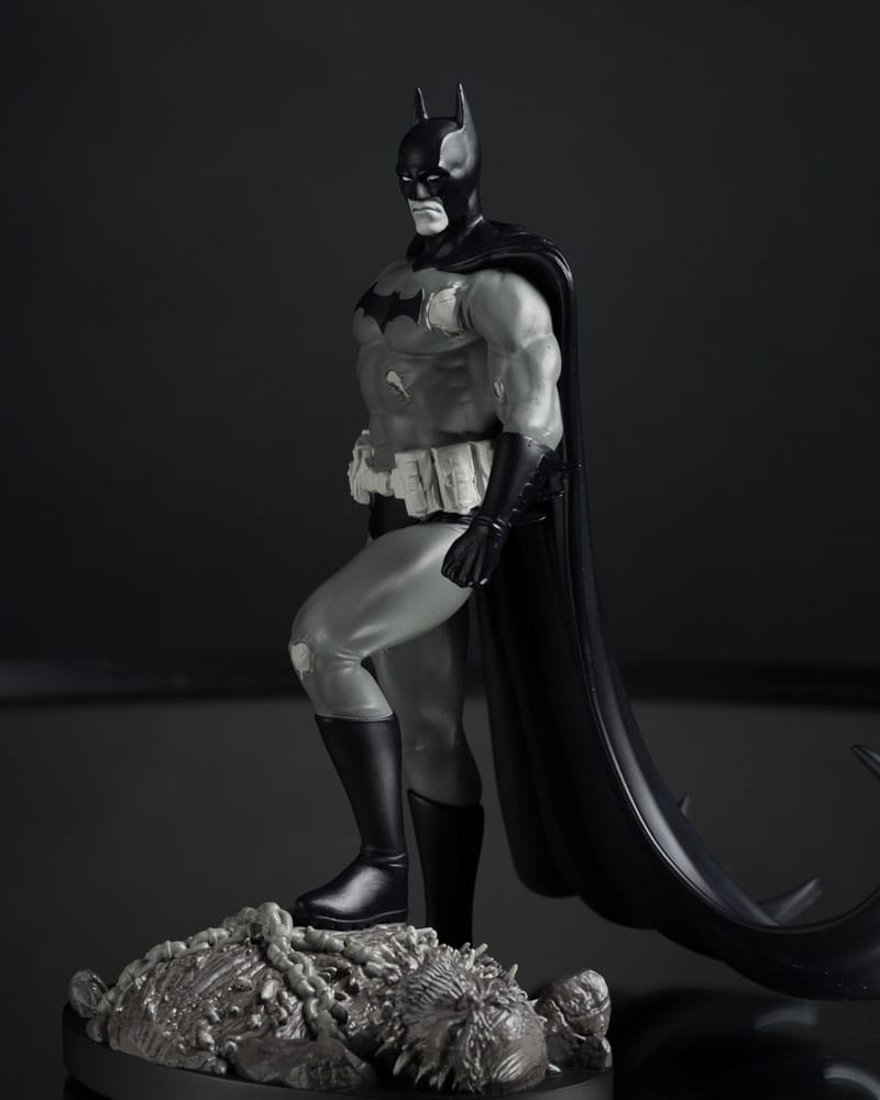 Statua DC Direct 1/10 Batman di Bjorn Barends (Nero Bianco) 18 cm
