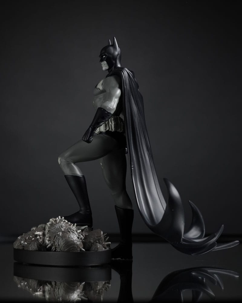 Statua DC Direct 1/10 Batman di Bjorn Barends (Nero Bianco) 18 cm