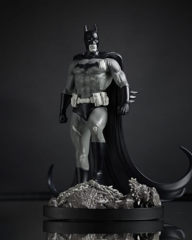 Statua DC Direct 1/10 Batman di Bjorn Barends (Nero Bianco) 18 cm