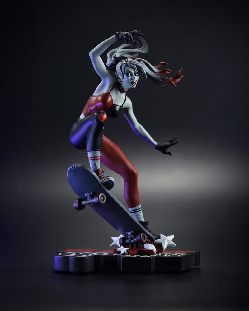 DC Direct Harley Quinn: Statua rossa, bianca e nera 1/10 Harley Quinn di Ivan Tao 20 cm