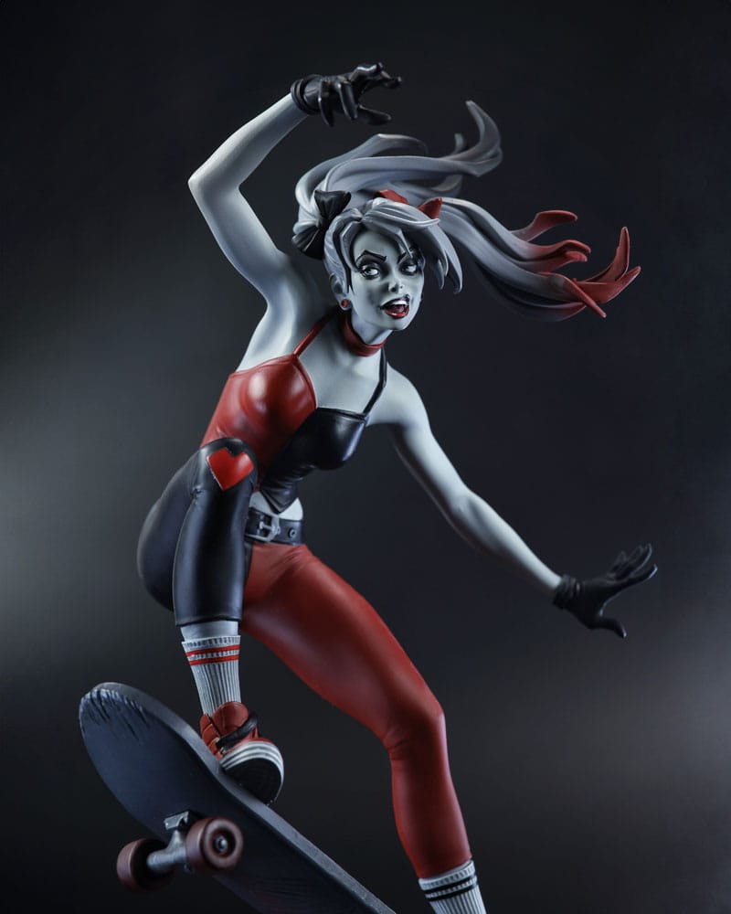 DC Direct Harley Quinn: Statua rossa, bianca e nera 1/10 Harley Quinn di Ivan Tao 20 cm