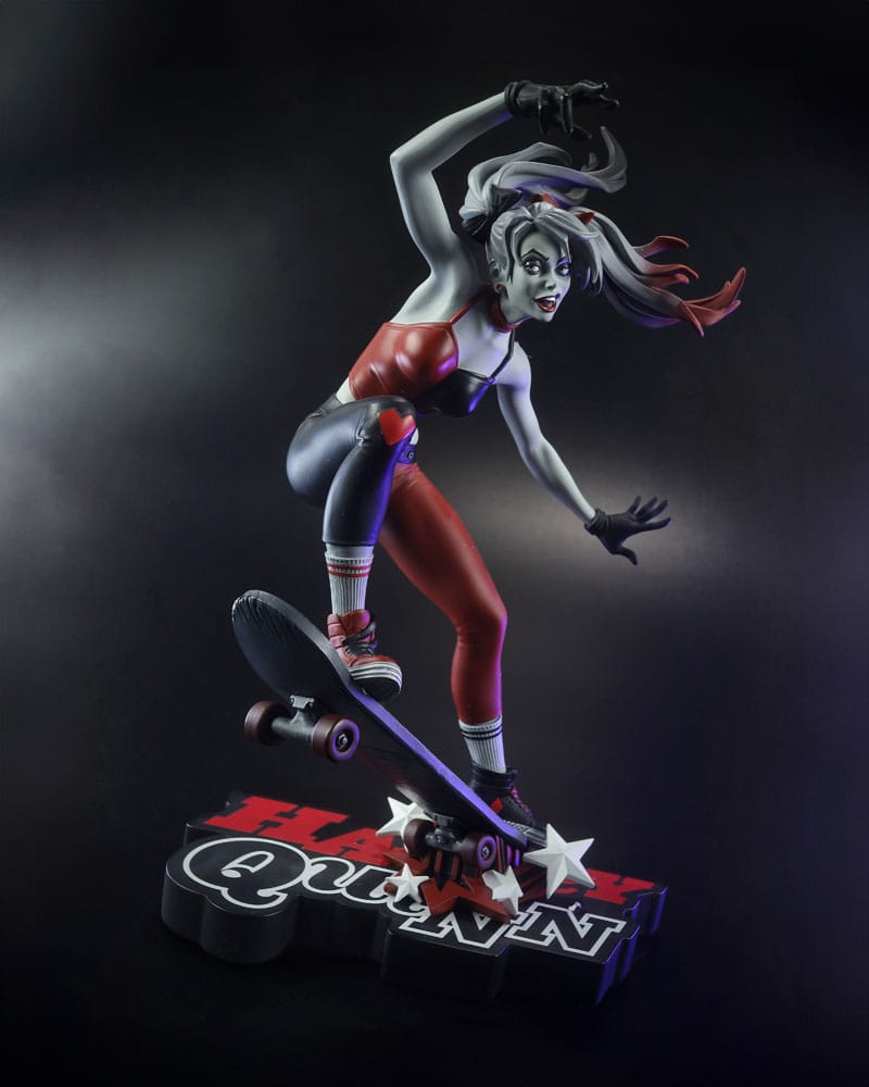 DC Direct Harley Quinn: Statua rossa, bianca e nera 1/10 Harley Quinn di Ivan Tao 20 cm