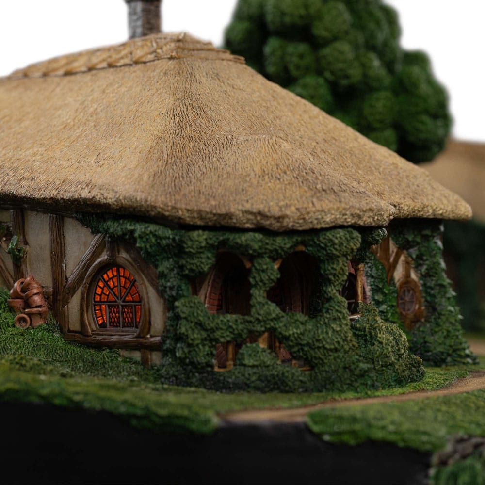 Lord of the Rings Statue The Green Dragon Inn